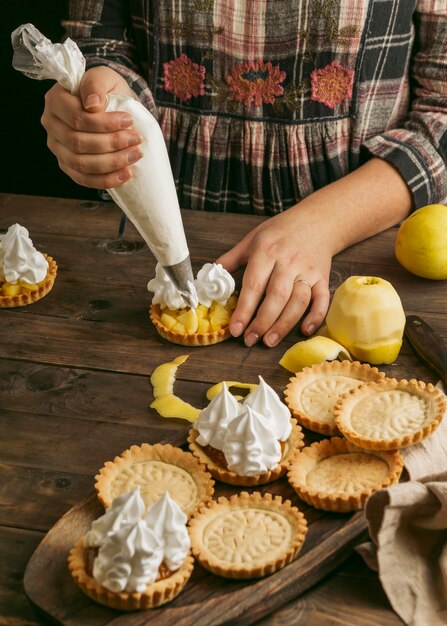 Tarta de manzana con crema batida