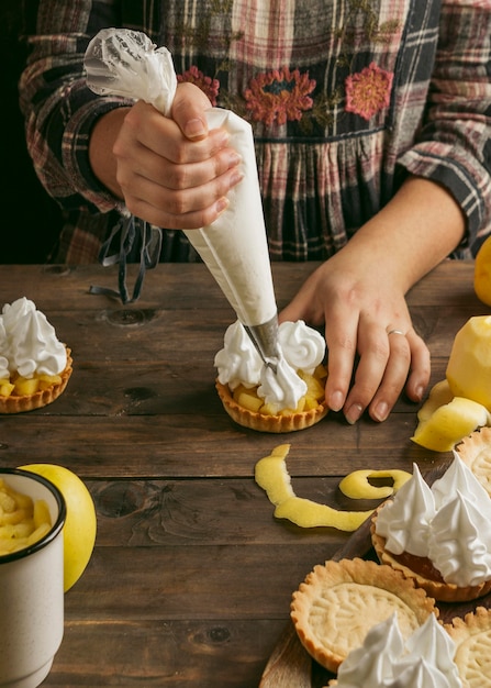 Foto gratuita tarta de manzana con crema batida