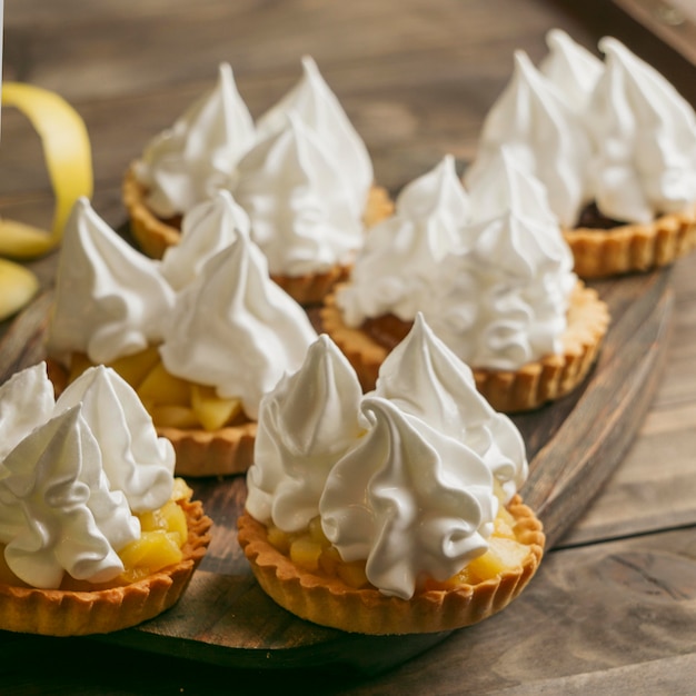 Tarta de manzana con crema batida