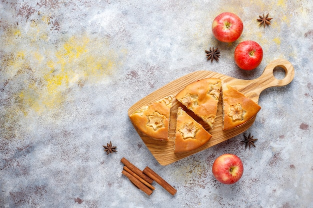 Tarta de manzana dulce casera con canela.