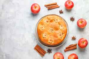 Foto gratuita tarta de manzana dulce casera con canela.