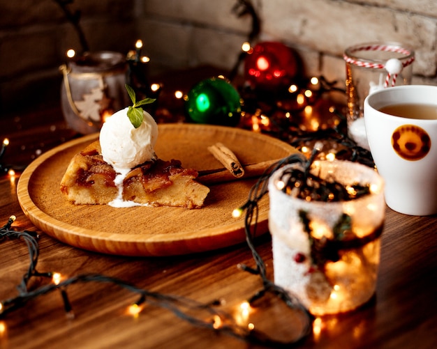 Tarta de manzana con helado y canela