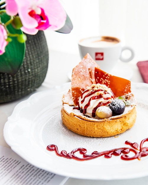 Foto gratuita tarta de manzana con helado de frutas vista lateral