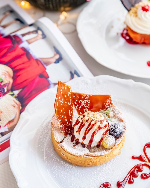 Tarta de manzana con helado uvas azúcar en polvo vista lateral