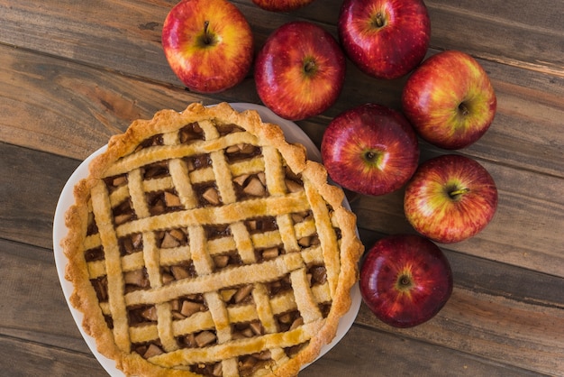 Tarta De Manzana En Mesa De Madera