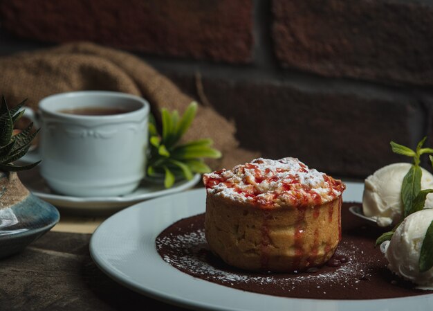 tarta de manzana con té negro sobre la mesa