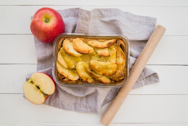 Foto gratuita tarta de manzana en vidrio en la mesa