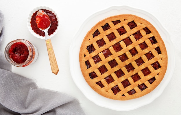 Tarta de mermelada de frutas del bosque y cuchara