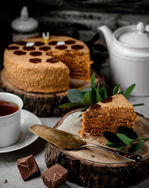 Tarta de miel con café sobre la mesa