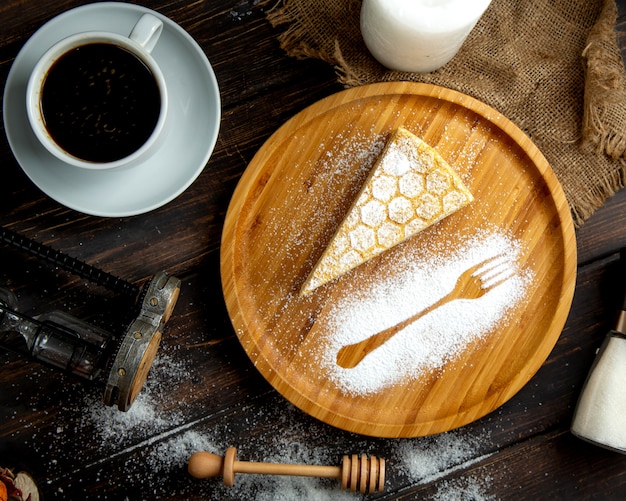 Tarta de miel con expreso sobre la mesa