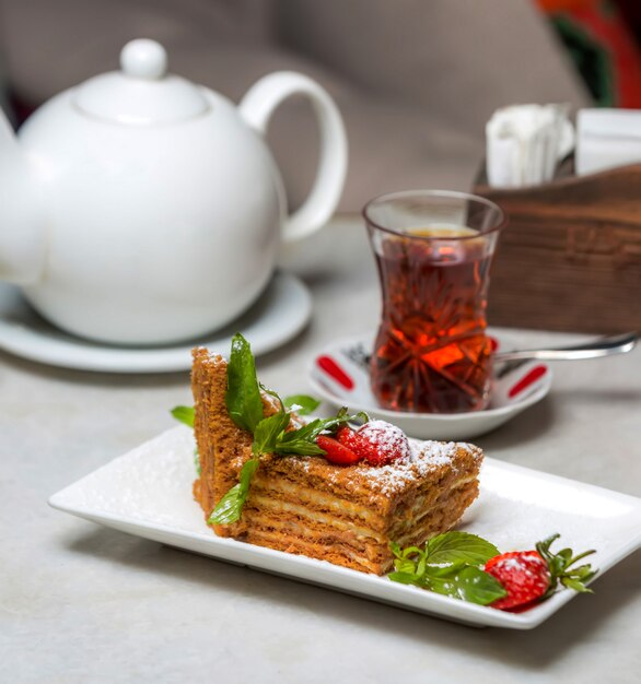 Tarta de miel con té negro sobre la mesa