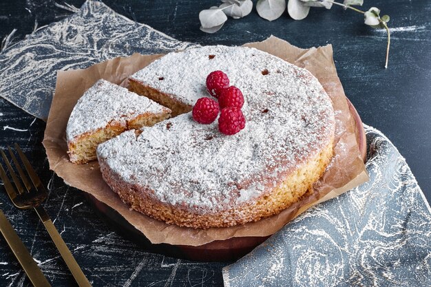 Tarta de milhojas con frambuesas.