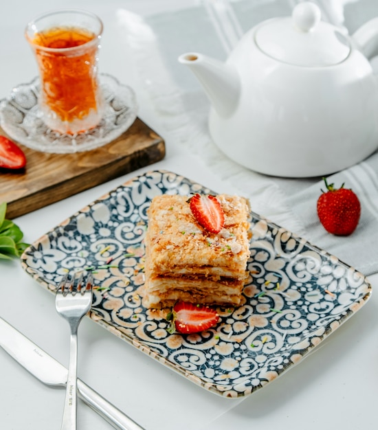 Tarta Napoleón con fresa sobre la mesa