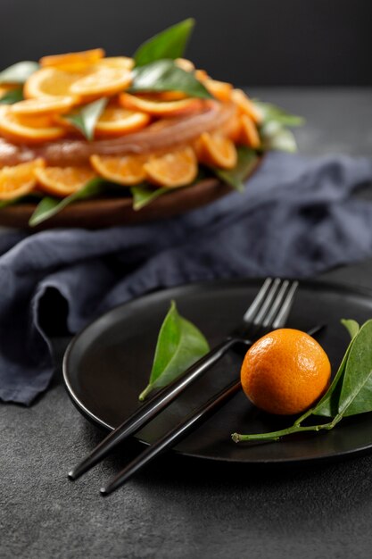 Tarta de naranja con hojas y cubiertos