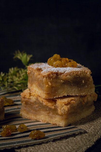 Tarta de pasas sabrosa con fondo negro