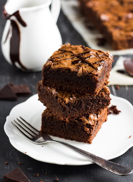 Tarta de pastel de brownie de chocolate en platos caseros