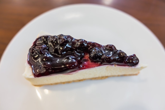 Tarta de queso con arándanos .