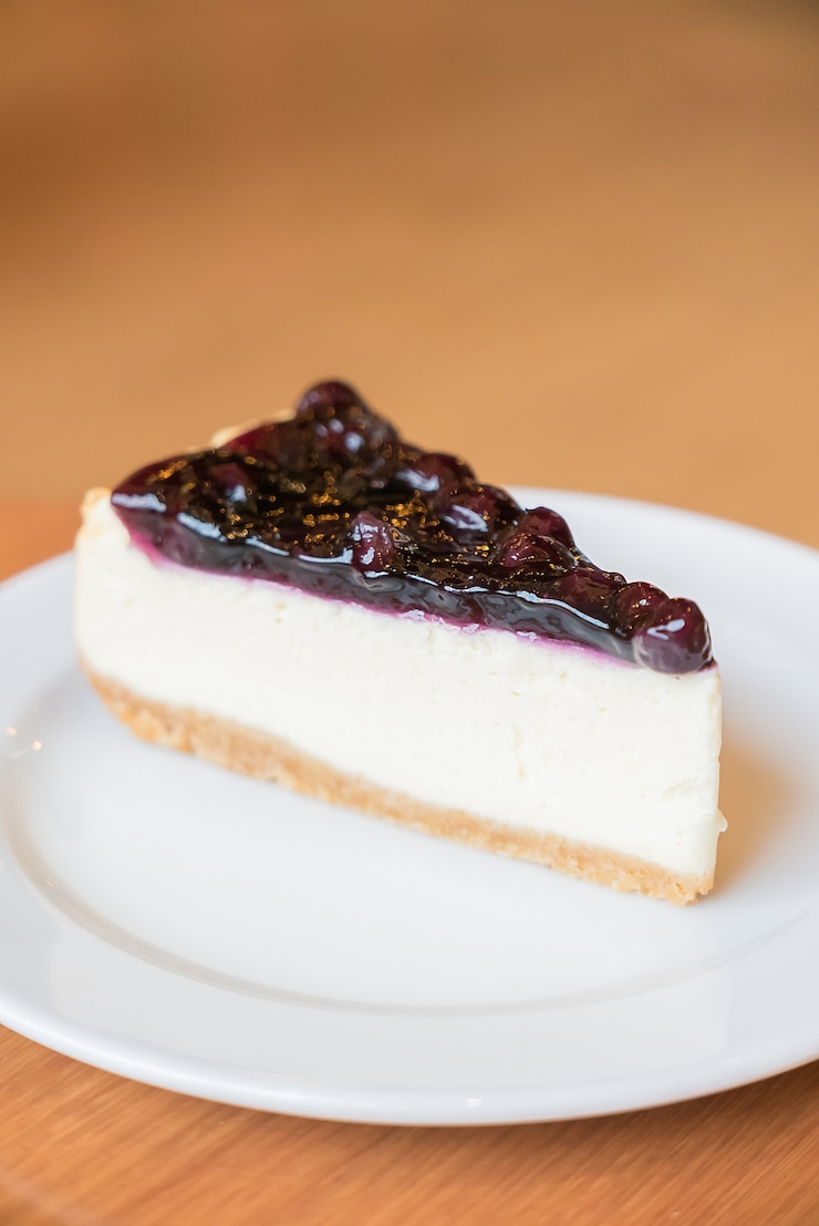 Foto gratuito tarta de queso con arándanos