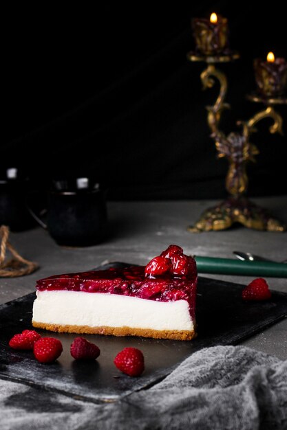 Tarta de queso y bayas sobre la mesa