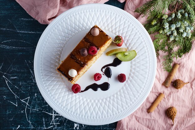 Tarta de queso con caramelo en un plato blanco.