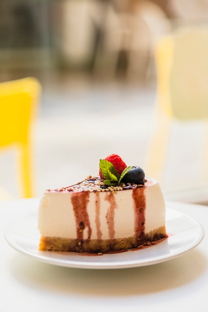 Tarta de queso casera con bayas frescas y menta para el postre en un plato