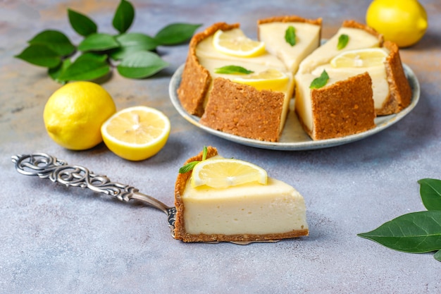 Tarta de queso casera de Nueva York con limón y menta, postre orgánico saludable, vista superior