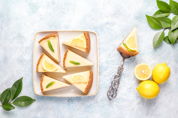 Tarta de queso casera de Nueva York con limón y menta, postre orgánico saludable, vista superior