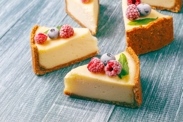 Tarta de queso casero de Nueva York con bayas congeladas y menta, postre orgánico saludable, vista superior