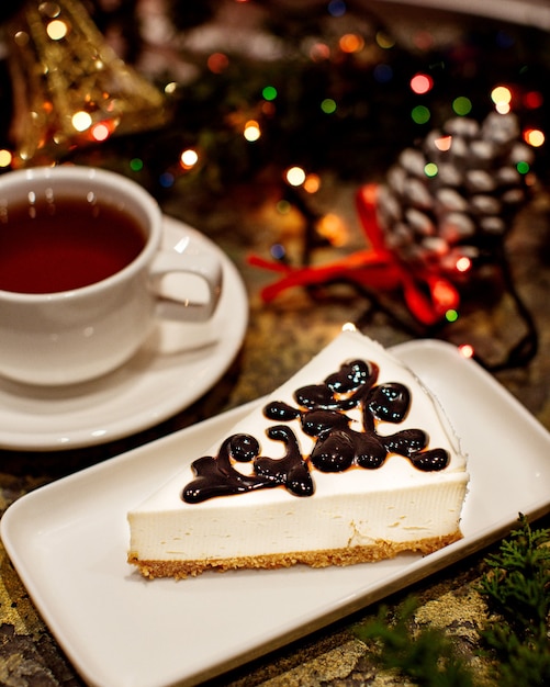 Tarta de queso con cobertura de chocolate y taza de té