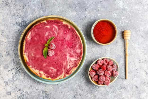 Tarta de queso frambuesa casera con miel.