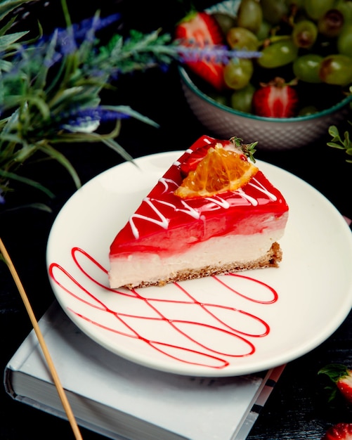 Tarta de queso con fresa en la mesa