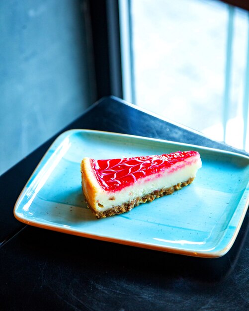 Tarta de queso con fresas en la mesa