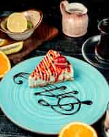 Foto gratuita tarta de queso y fresas sobre la mesa