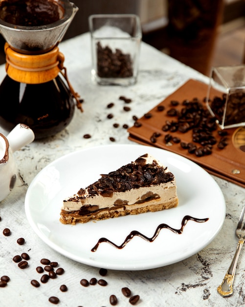 Tarta de queso y granos de café