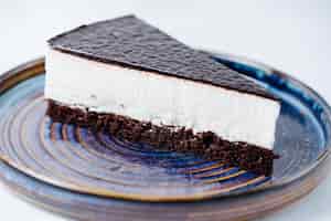 Foto gratuita tarta de queso con jarabe de chocolate