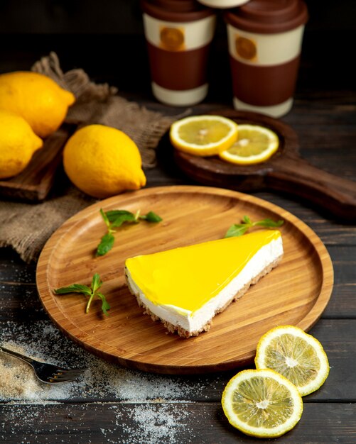 Tarta de queso de limón sobre la mesa