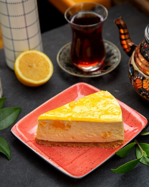 Tarta de queso de limón con té negro servido en vaso armudu