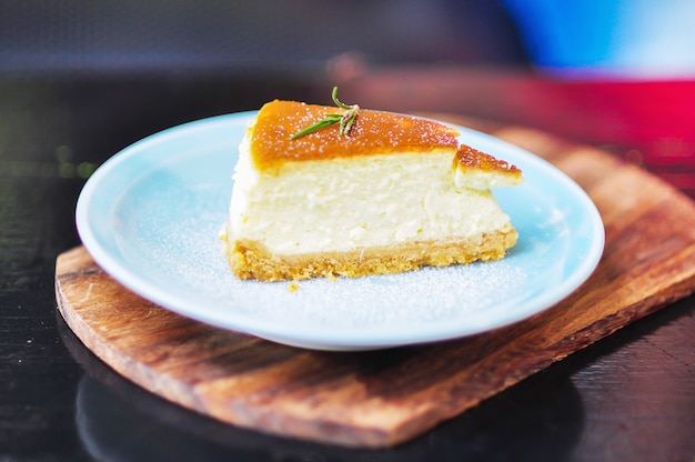 Tarta De Queso En Mesa De Madera