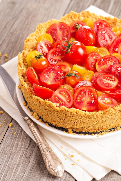 Tarta de queso salada con tomates