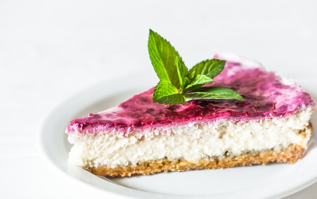 Tarta de queso sobre fondo blanco.