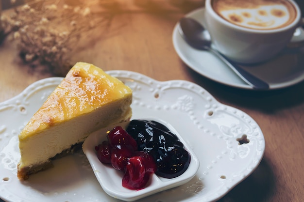 Tarta De Queso Con Taza De Café Caliente En Mesa De Madera