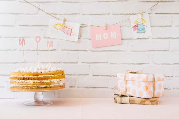 Tarta y regalo para el día de la madre Foto gratis
