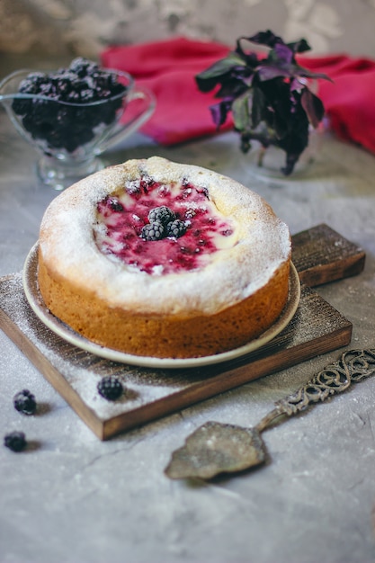 Tarta de requesón y moras