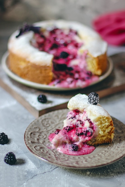 Foto gratuita tarta de requesón y moras