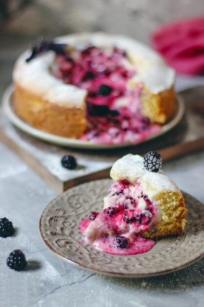 Tarta de requesón y moras