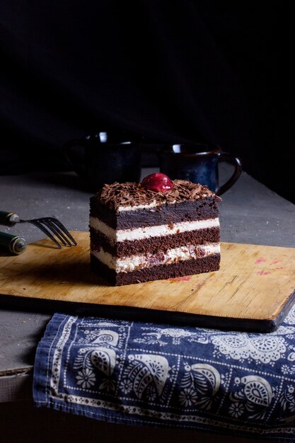 Tarta selva negra sobre la mesa