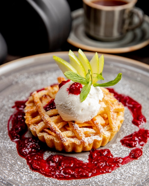 Foto gratuita tarta servida con rebanadas de helado de manzana y salsa de bayas