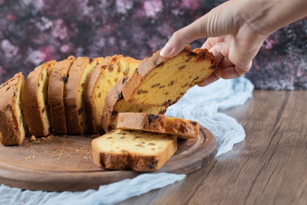 Foto gratuita tarta de sultana en rodajas sobre una tabla de madera rústica.