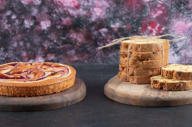 Tarta de sultana en rodajas sobre una tabla de madera rústica.