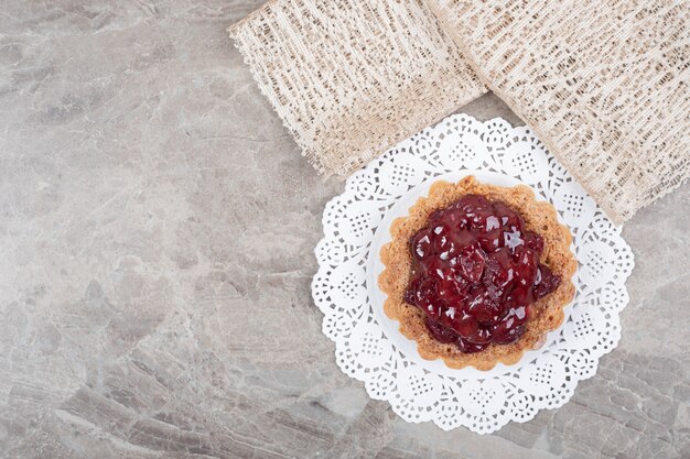 Tarta de tarta con frutas en la pared de mármol.